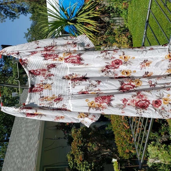 TORRID Ivory rose print DRESS On/Off shoulder, Ruched top. SIZE 1 EUC - Picture 2 of 12